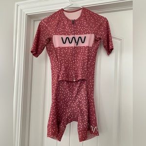 Gorgeous Wyn republic triathlon kit XS size.  It’s in pristine condition.